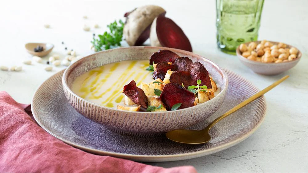vellutata-di-fagioli-con-nocciole-chips-barbabietola-crostini