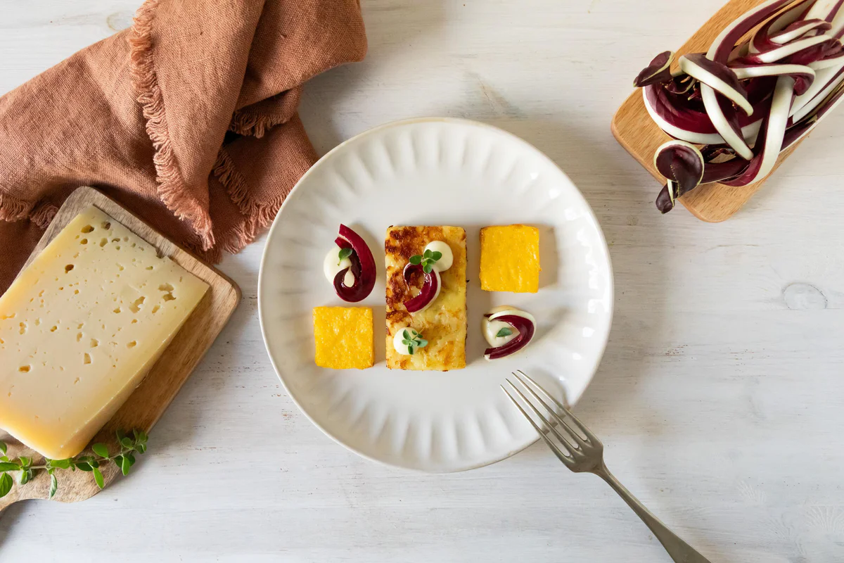 frico-e-polenta-con-radicchio-e-crema-montasio