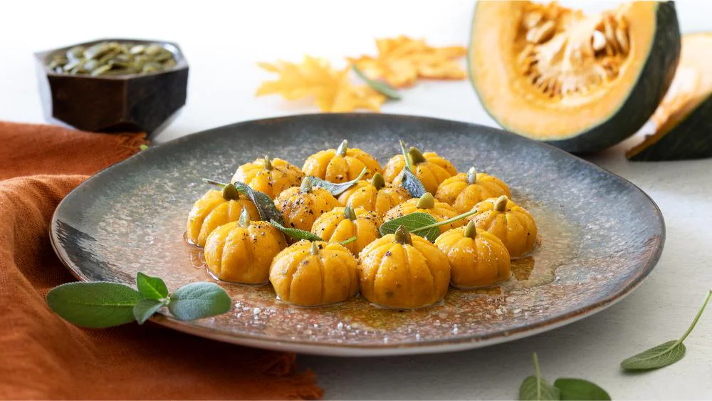 gnocchi-a-forma-di-zucca-con-burro-e-salvia