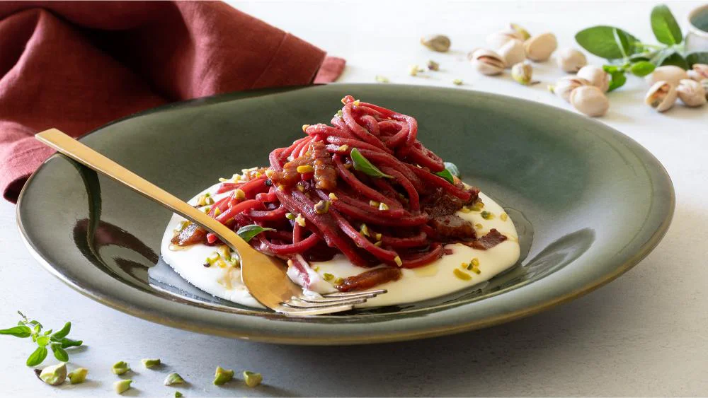 spaghetti-alla-barbabietola-con-pecorino-e-guanciale