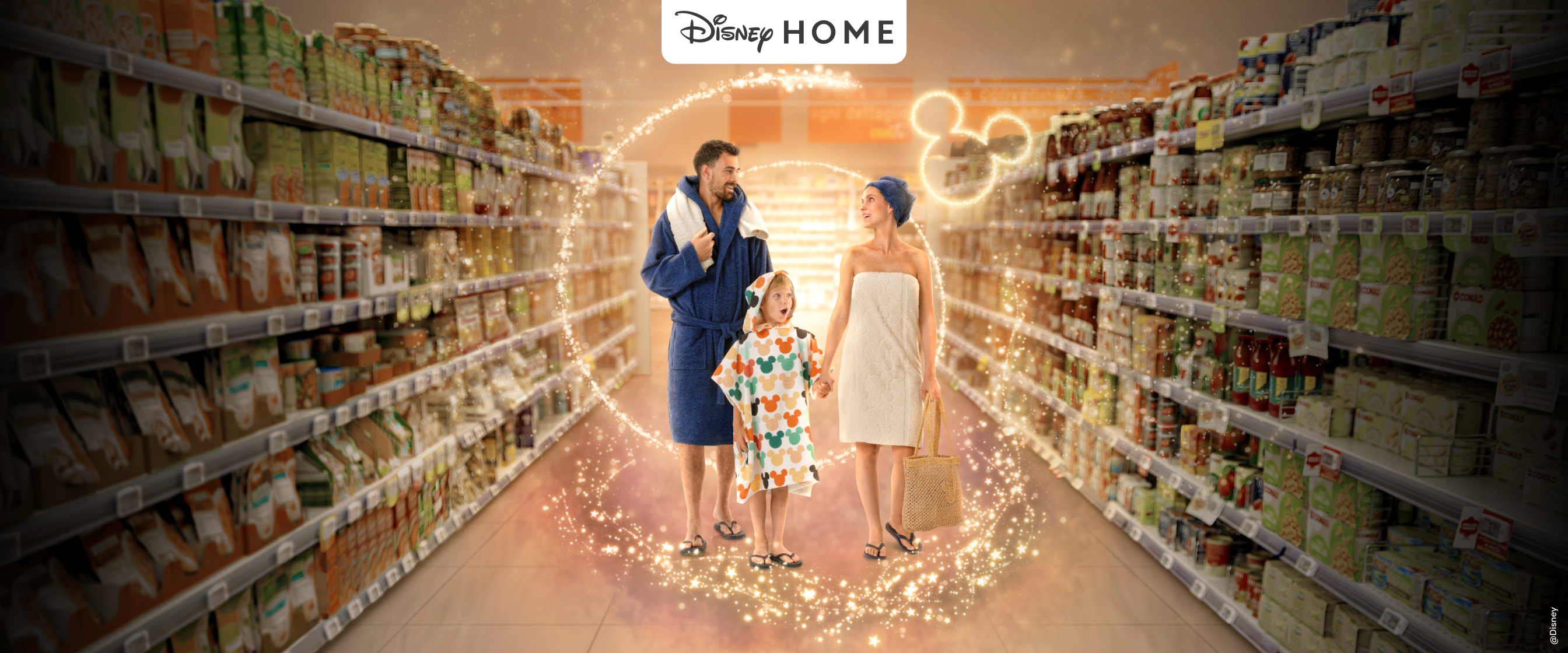 Famiglia in un supermercato per la Collezione Disney Home