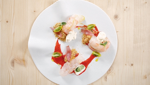 Gazpacho-di-rape-rosse-cipolle-di-Tropea-in-agrodolce-e-scampi-image